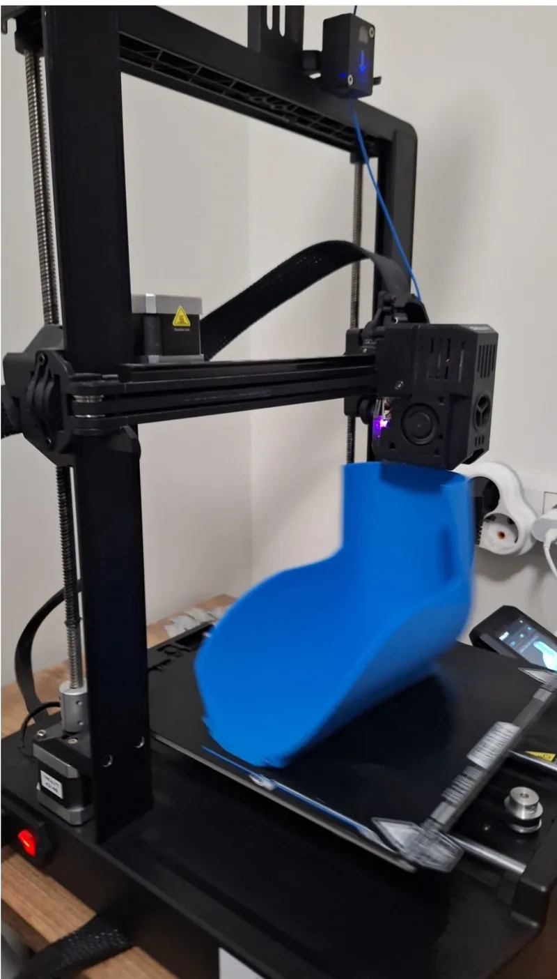 3D yazıcının tablasında basılmış mavi kol desteği.