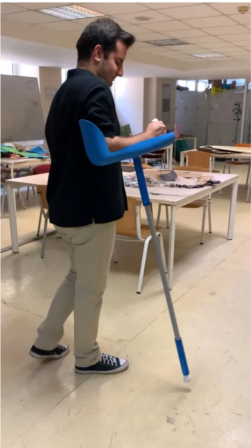 Prototip bastonla adım atan tasarımcı, yandan.